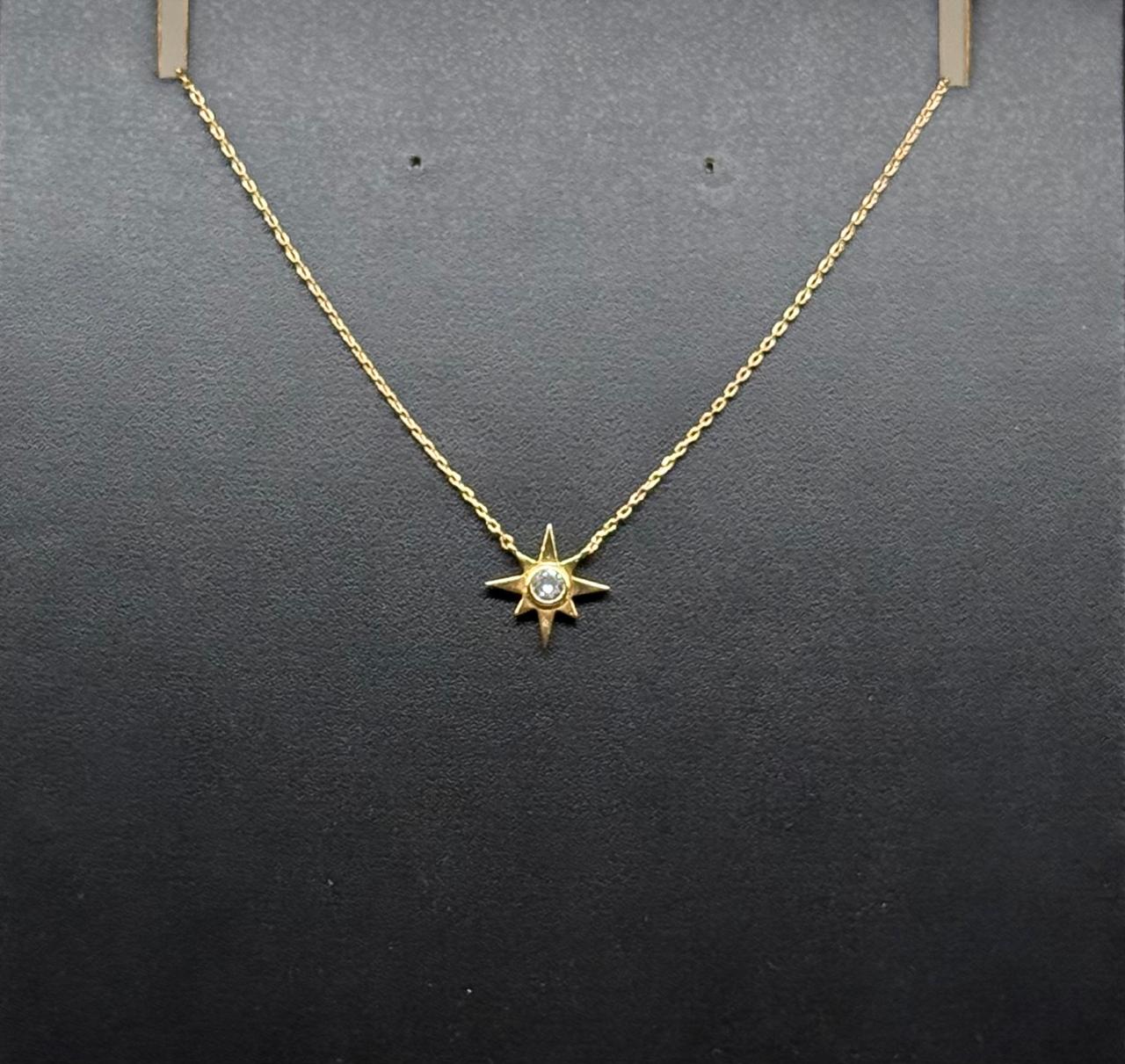 Colar na corrente com pingente estrela com uma Zircônia no meio. 42cm mais 6,5cm de extensor.