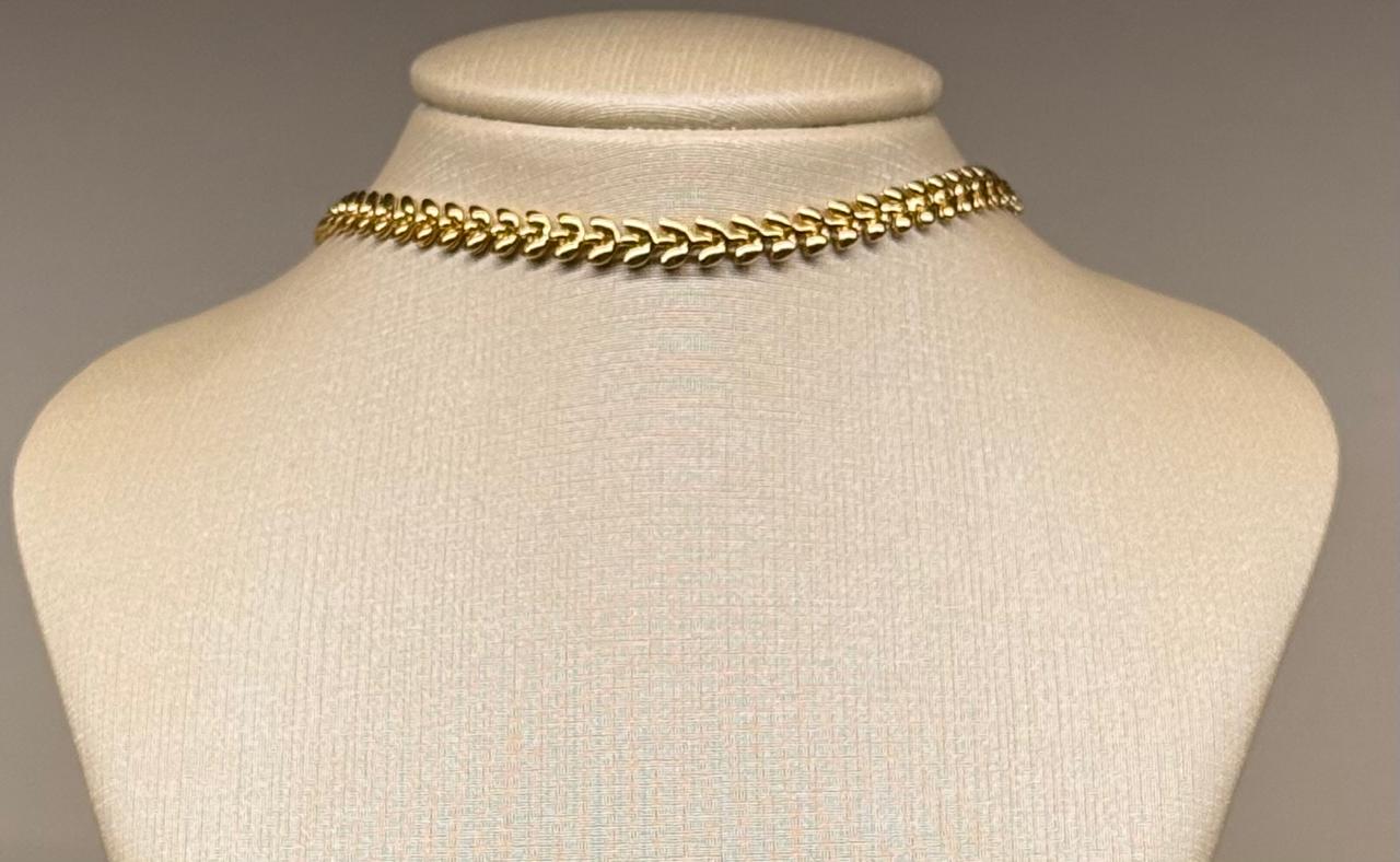 Colar Choker no banho de ouro como em folhas para cada lado. 34cm mais 6cm de extensor.