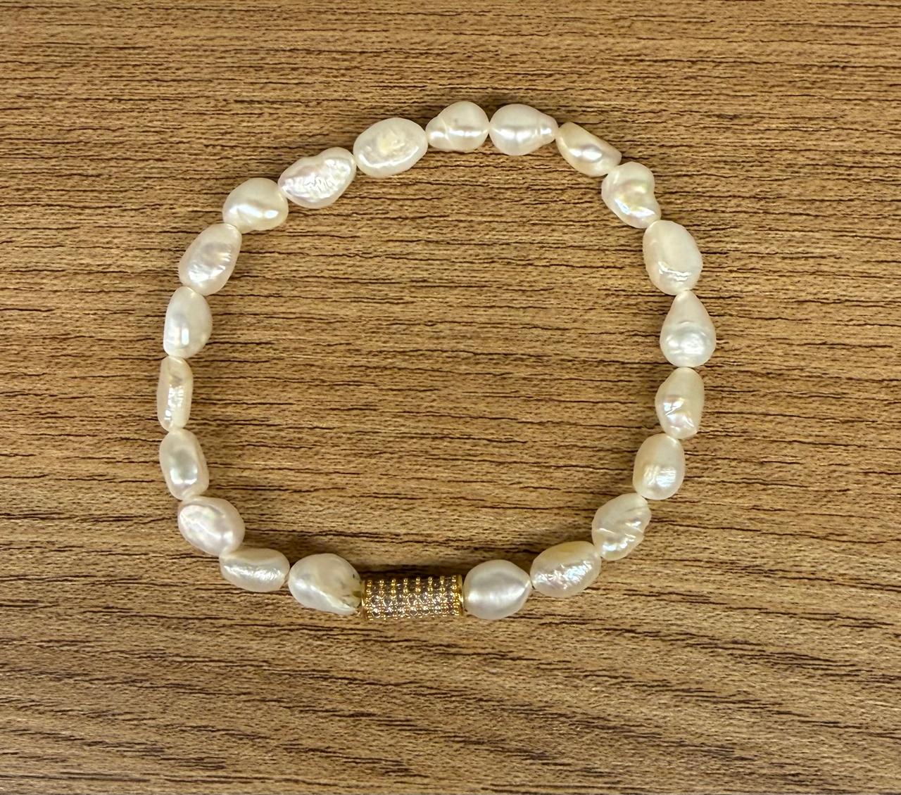 Pulseira no elástico toda de Pérola Barroca com um detalhe em micro Zircônias em cima.