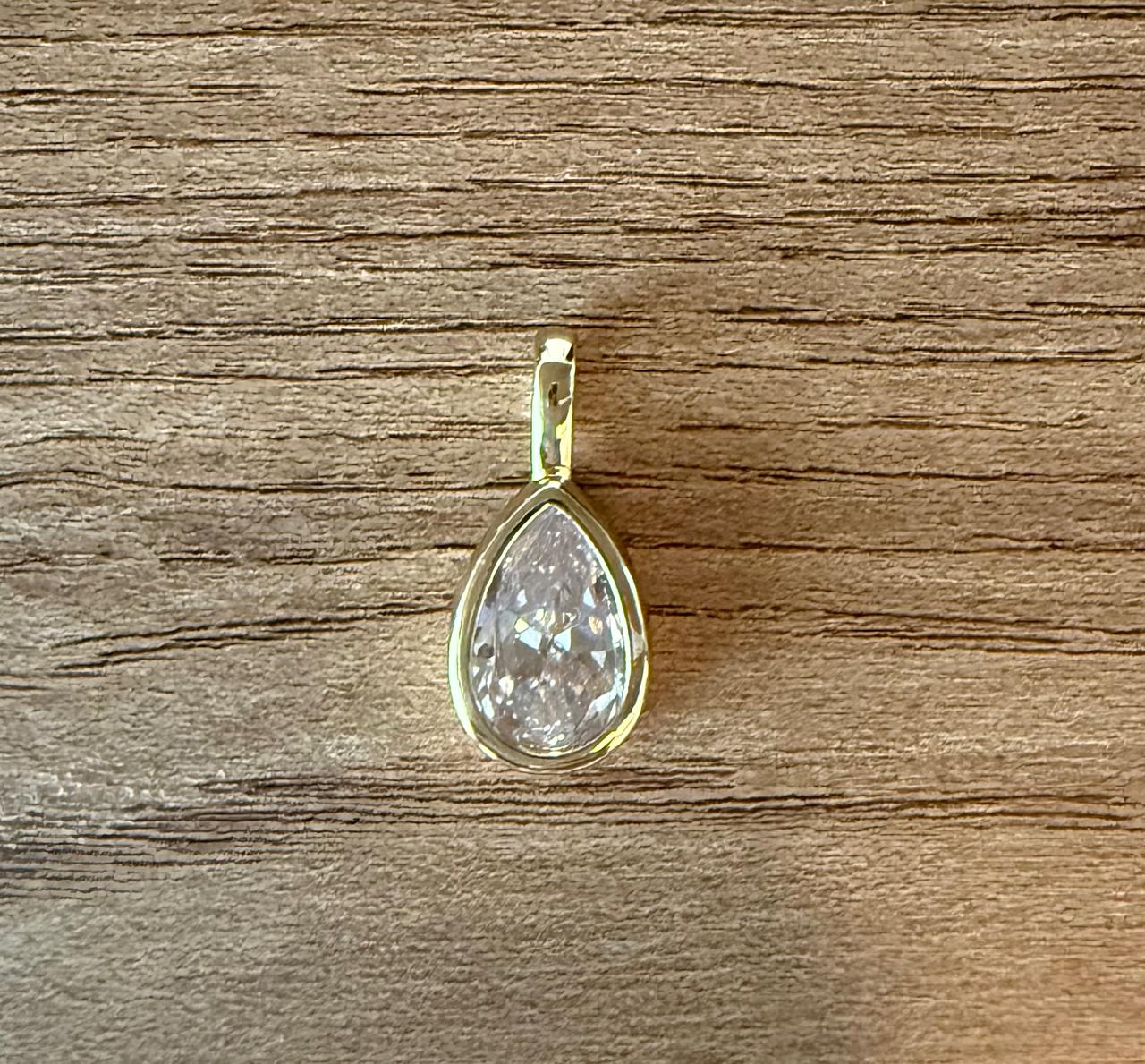 Pingente sem fecho, no Cristal lapidado no formato gota. Usar em corrente mais fina. Corrente apenas ilustrativa.