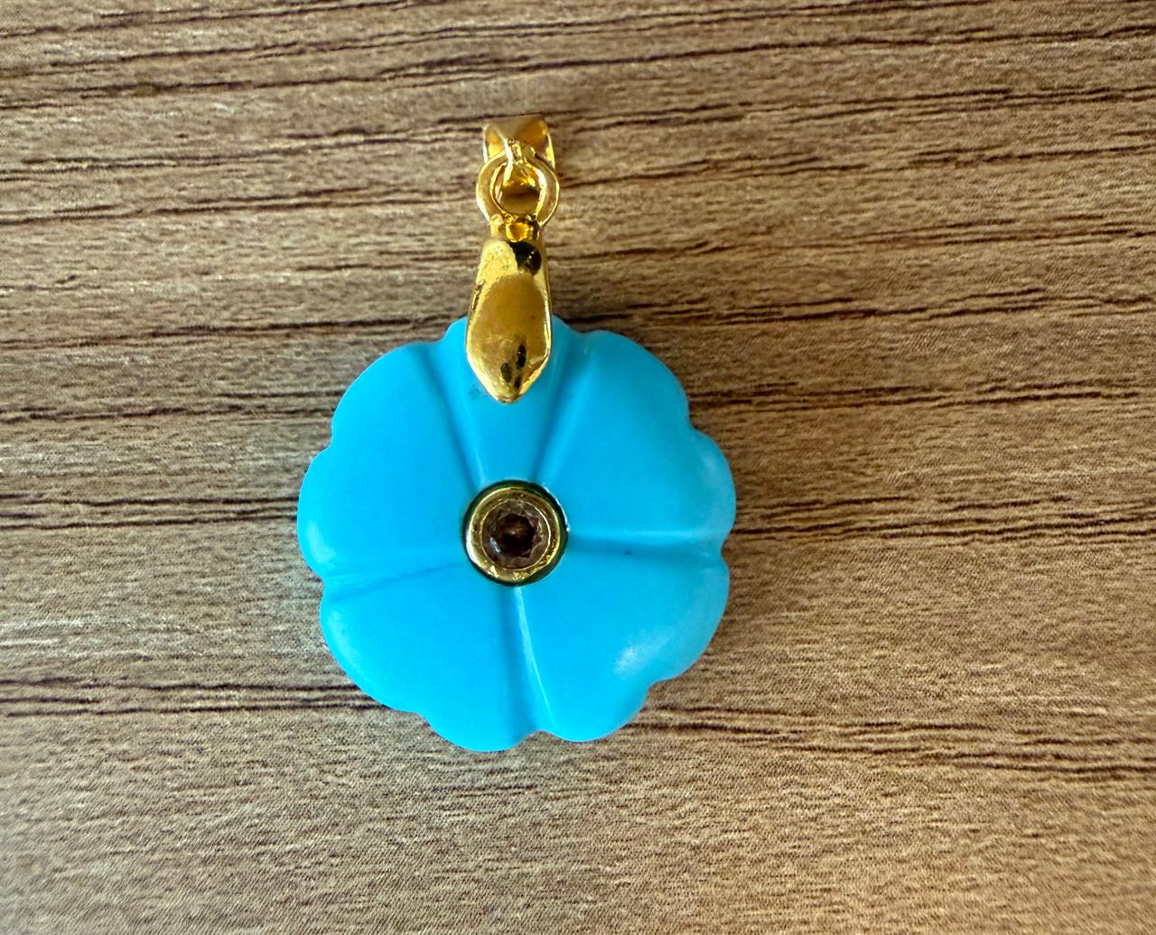 Pingente sem fecho, uma flor de resina na cor turquesa com o miolo com uma micro zircônia rosa. Corrente apenas sugestiva.