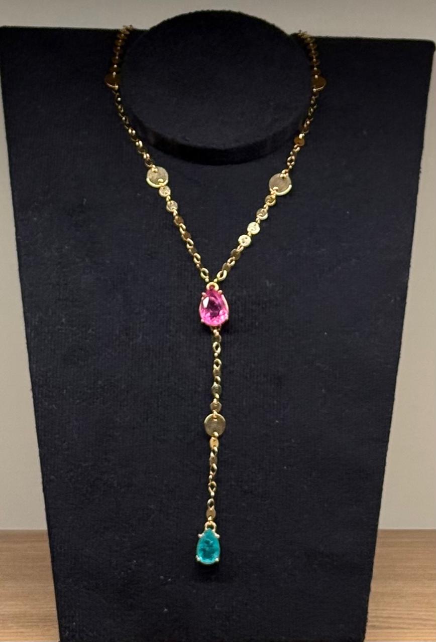Colar modelo gravatinha com corrente de plaquinhas com duas pedras naturais em formato gota, um rosa e outa verde. 42cm mais 5,5cm de extensor.