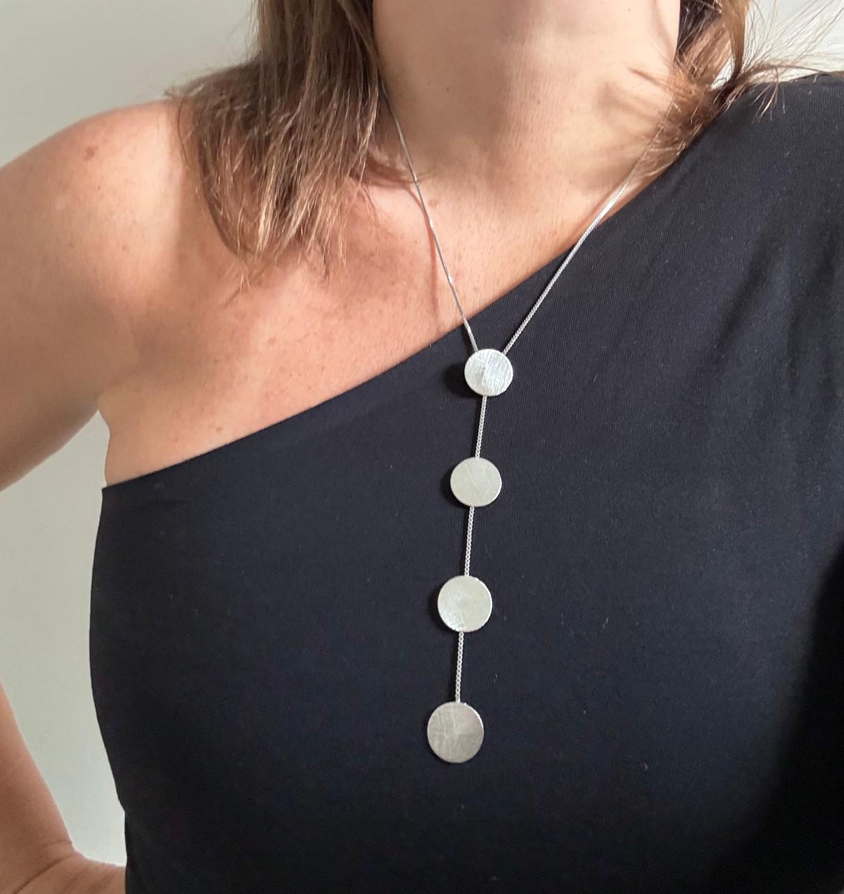 Colar longo com quatro placas no ródio branco escovado, fosco. 48cm mais 6,5 de extensor.