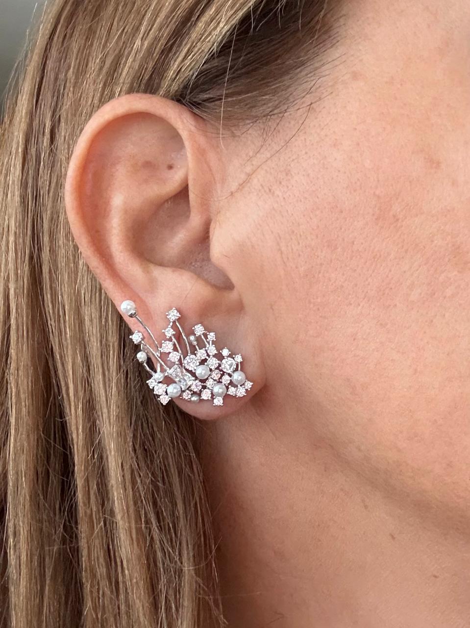 Brinco Ear Cuff no ródio branco, com mini Pérolas, mini Zircônias e uma micro Navete na Zircônia.
