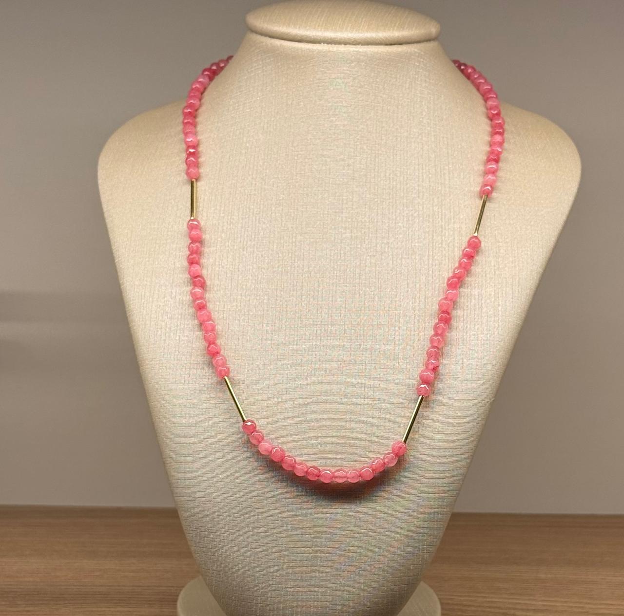 Colar em cristais rosa claro lapidado em bolinhas, alternando com canutilhos no banho de ouro. 42cm mais 5cm de extensor.