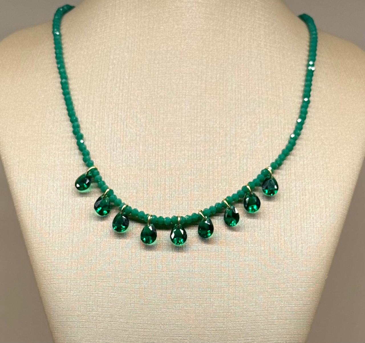Colar todo de cristais no verde esmeralda, com gotas de cristais verde esmeralda translúcida penduradas. 38cm mais 7cm de extensor.