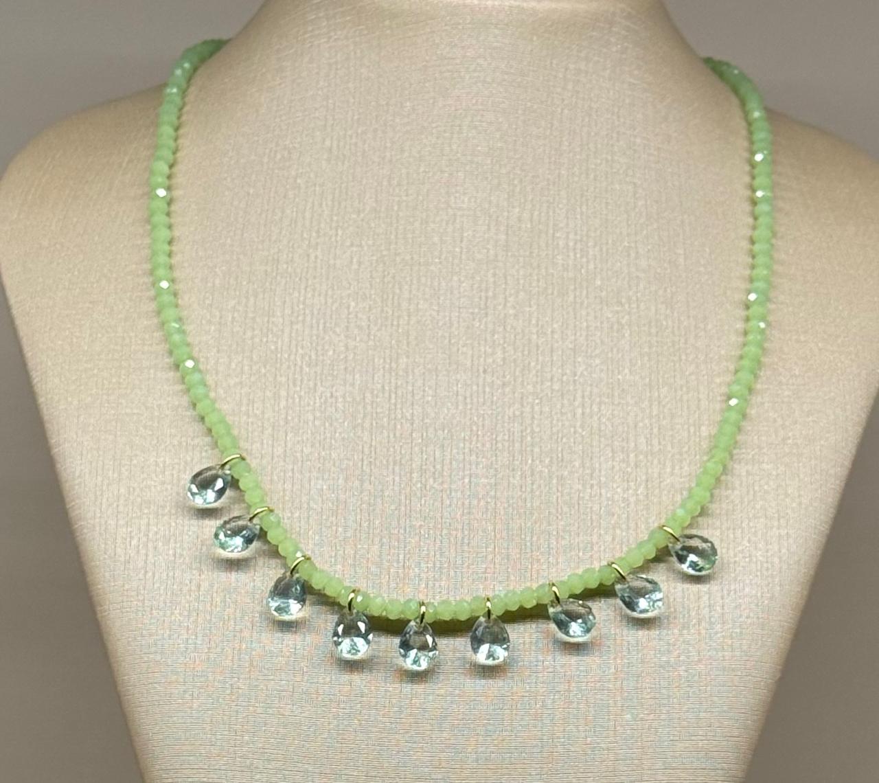 Colar todo de cristal verde claro com gotas de cristais verdes translúcidos penduradas. 38cm mais 7cm de extensor.