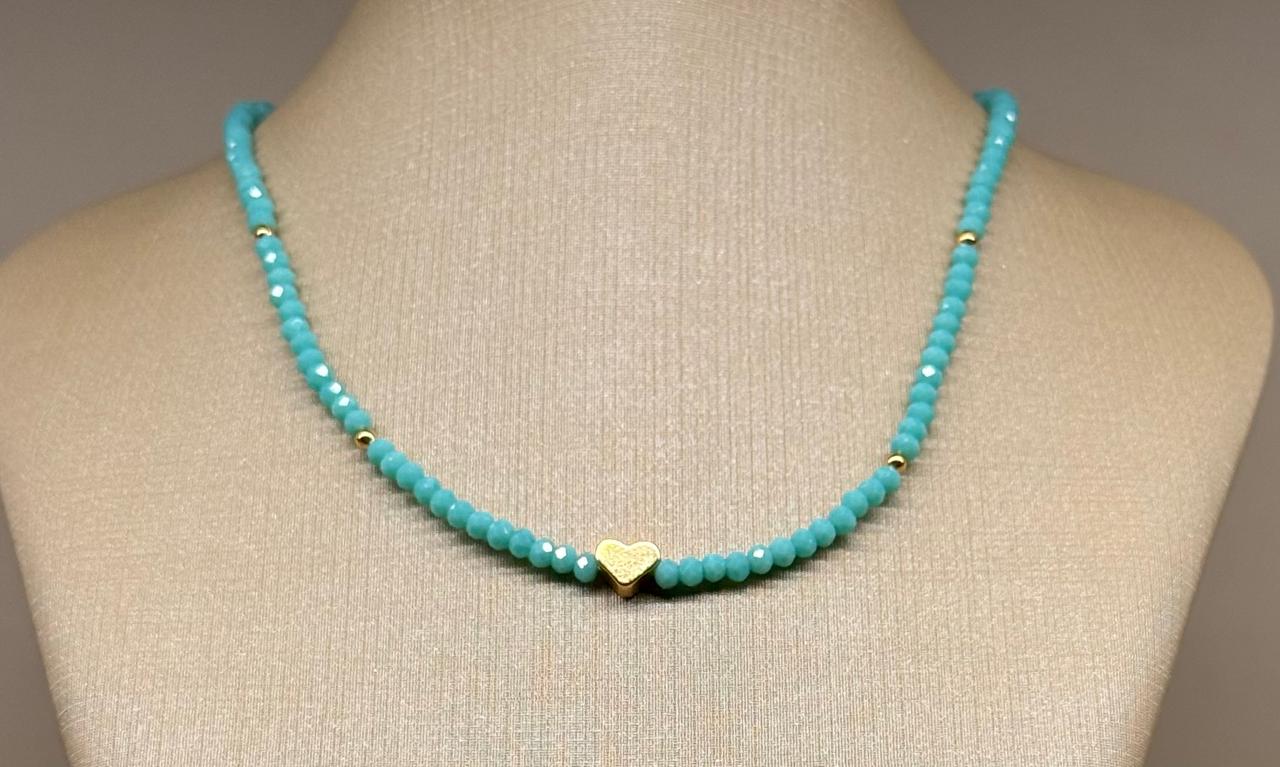 Colar em cristais turquesa esverdeada com um coração e bolinhas no banho de ouro. 34cm mais 7cm de extensor.