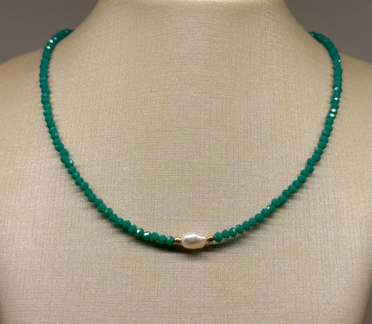 Colar todo de cristal verde com uma Pérola Shell entre duas bolinhas no banho de ouro. 34cm mais 7cm