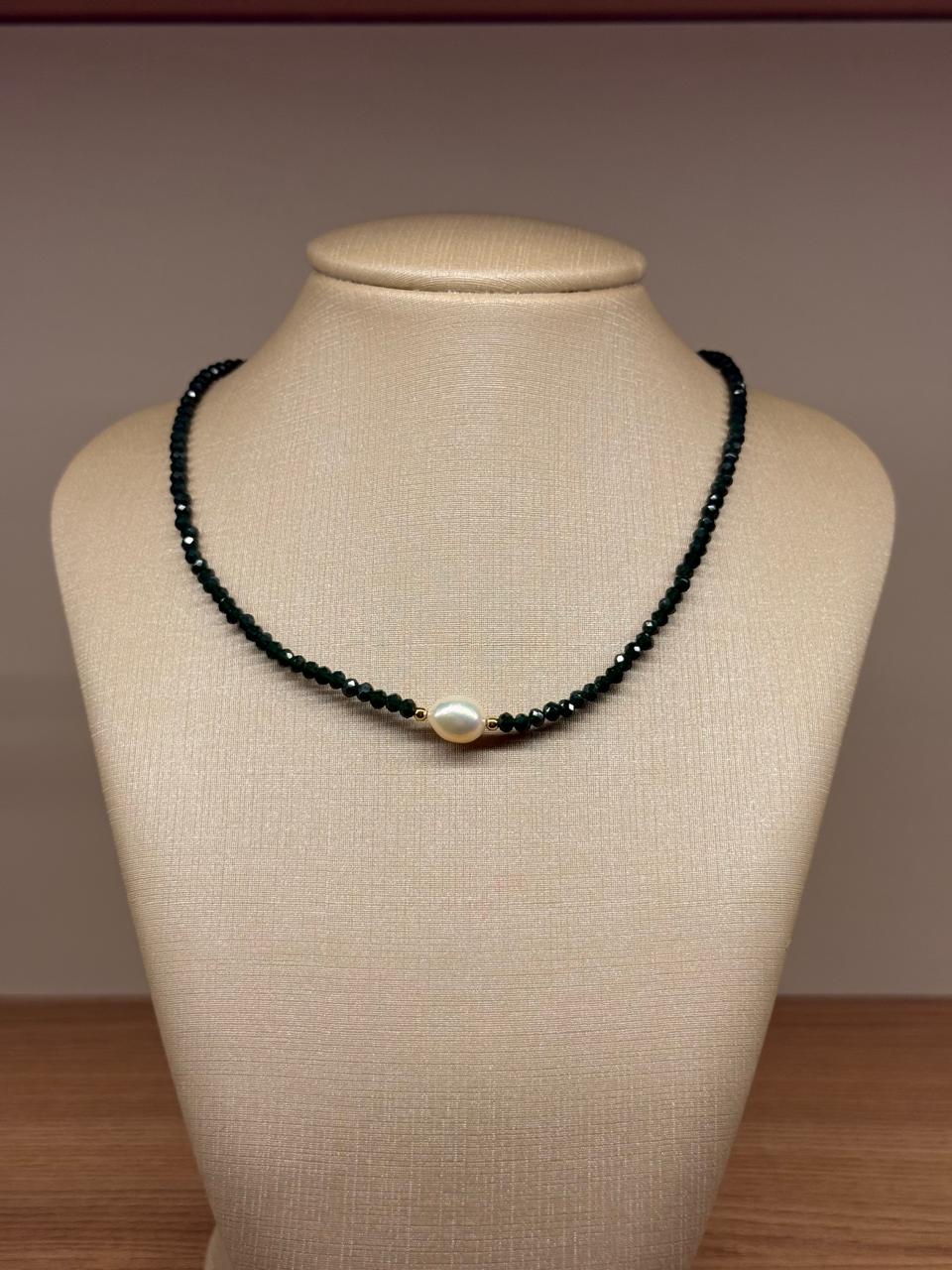 Colar todo no cristal verde escuro com uma Pérola Shell entre duas bolinhas no banho de ouro. 34cm mais 7cm de extensor.