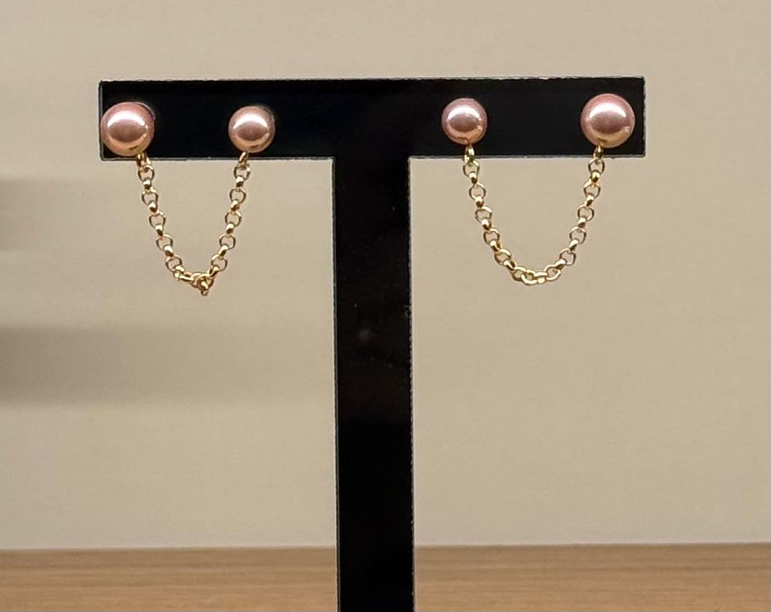 Brinco duplinha com Pérolas rose, correntinha entre elas, menor para segundo furo ou vice e versa.