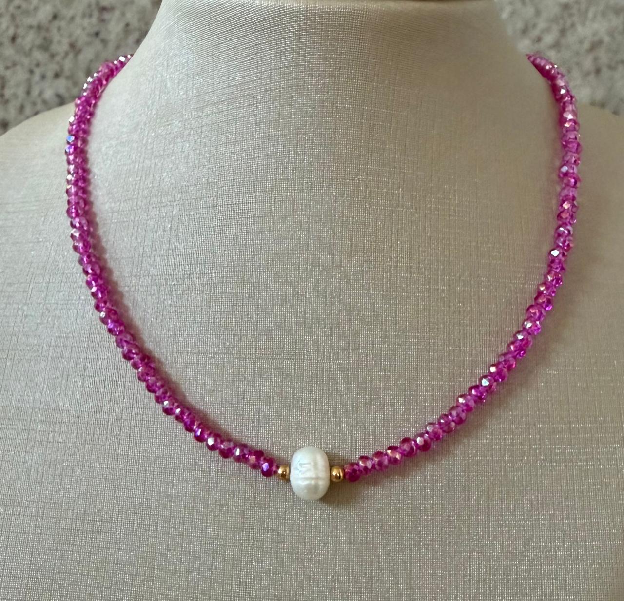 Colar todo em cristal rosa furta-cor, com uma Pérola Barroca pequena entre duas bolinhas no banho de ouro. 34cm mais 7cm de extensor.