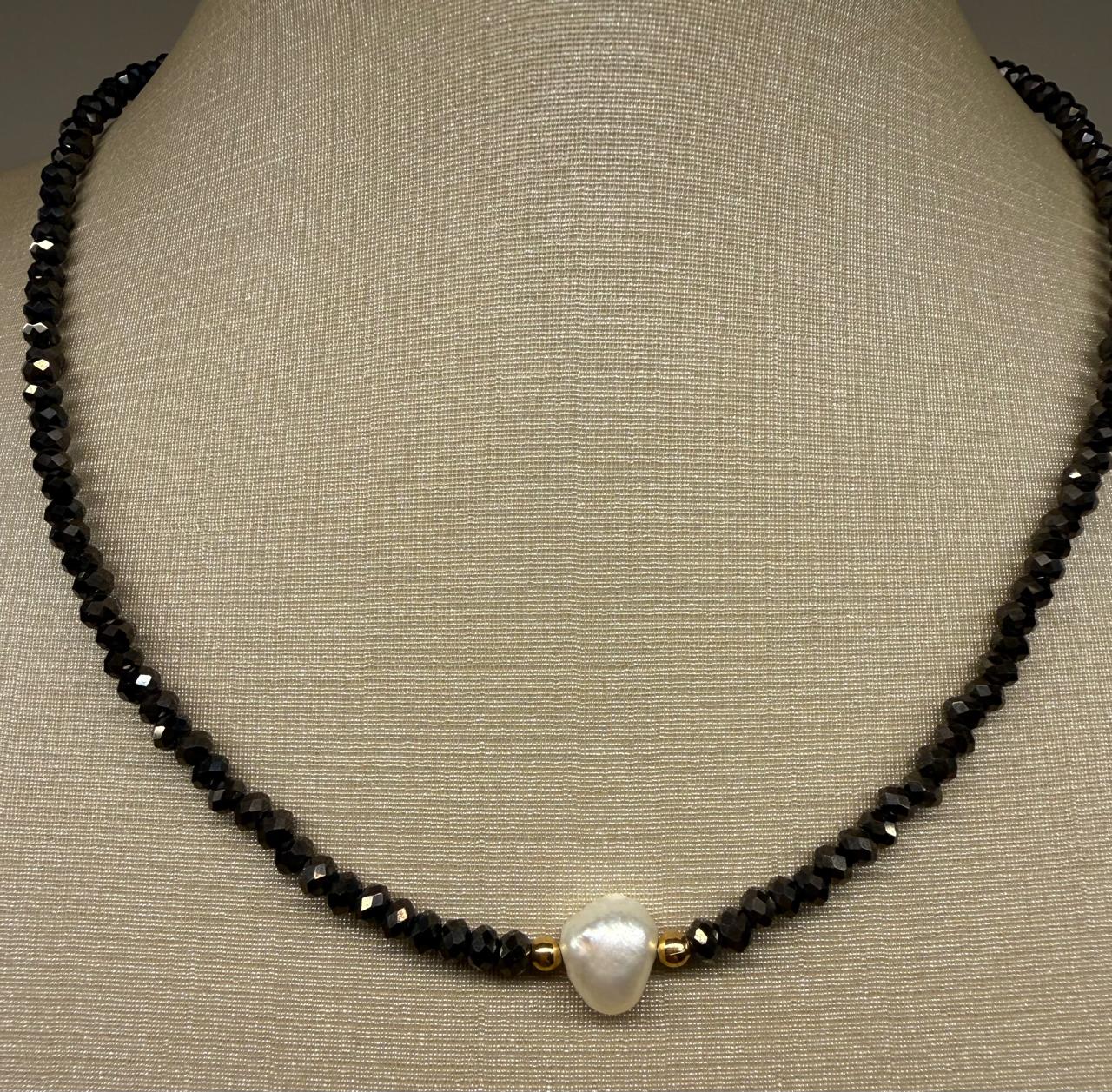 Colar todo em cristal Hematita com uma Pérola Barroca pequena entre duas bolinhas no banho de ouro. 34cm mais7cm de extensor.