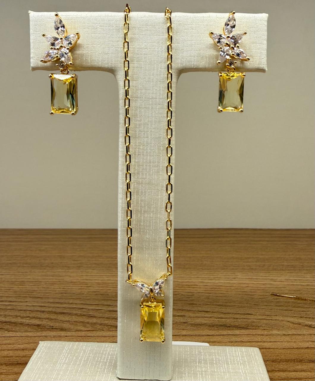 Conjunto brinco e colar, gotas em zircônias com um cristal lapidado no modelo retângulo amarelo Citrino. Colar 22cm mais 5cm de extensor.