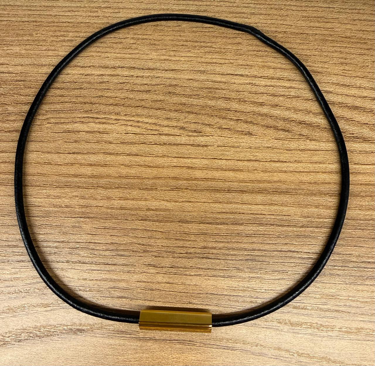 Colar no courinho legítimo na cor preto com fecho ima no dourado. Pingentes apenas sugestivo.