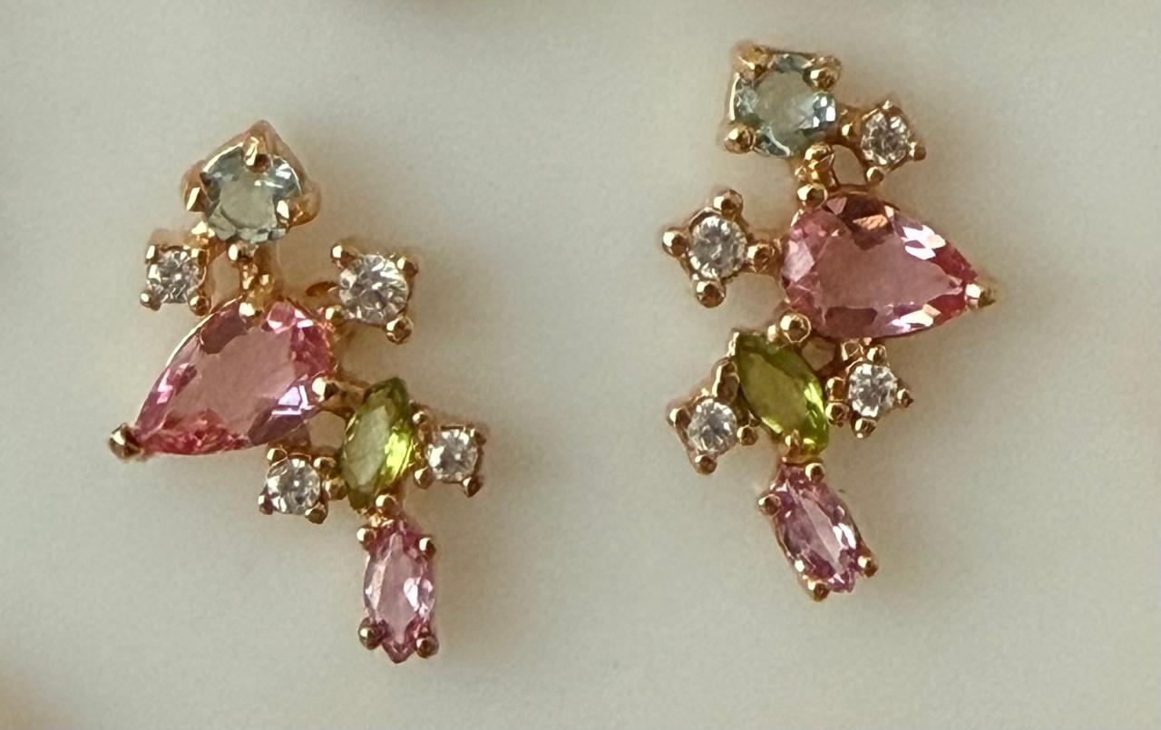 Brinco Ear Cuff todo em pedrinhas coloridas em três tons e Zircônias.