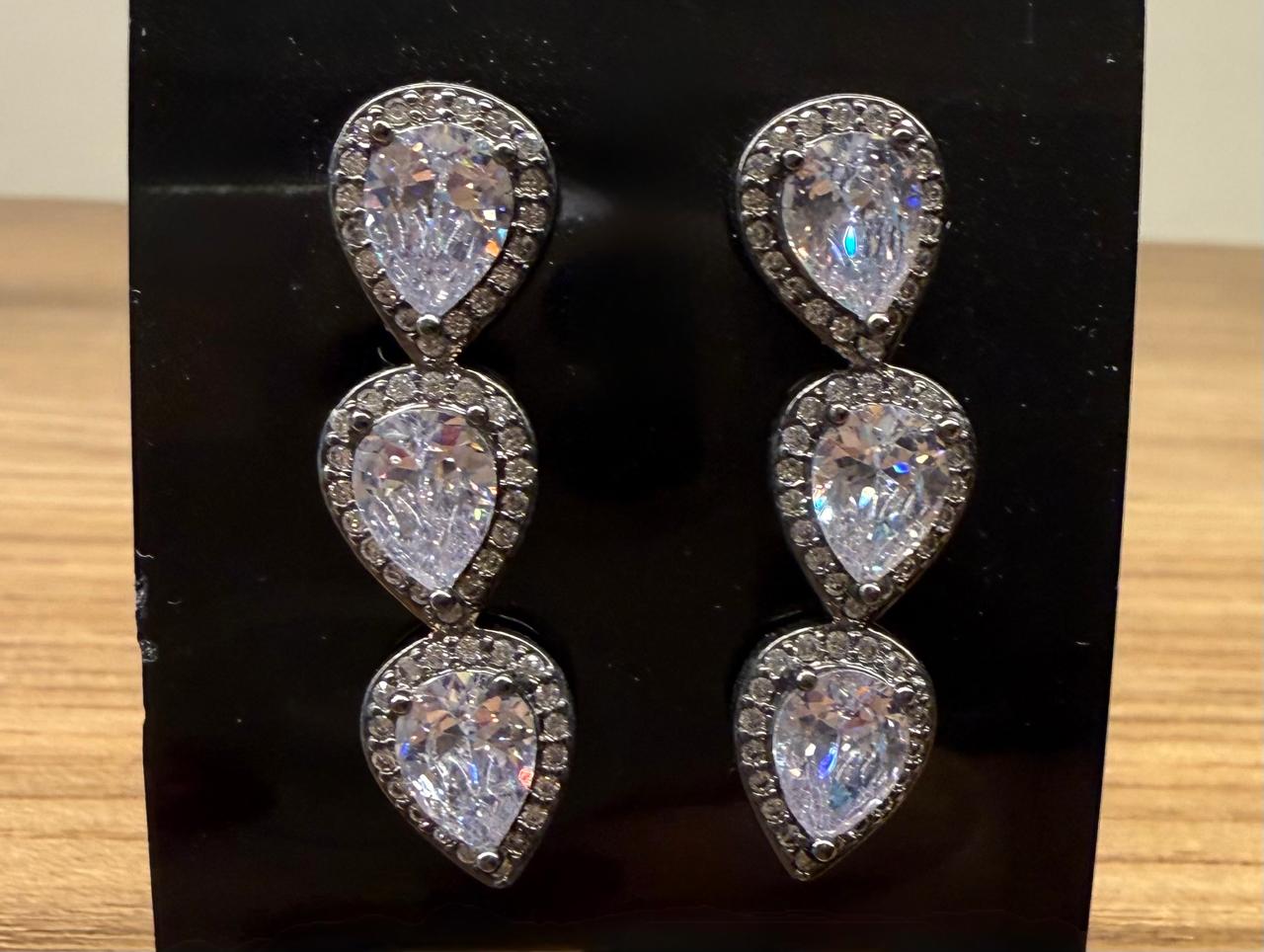 Brinco no banho negro com 3 cristais em gotas, cravejado de micro Zircônias em volta. Pode ser usado como Ear Cuff.