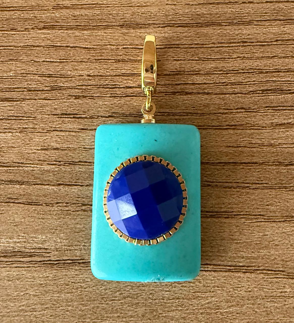 Pingente na pedra natural Turquesa, com uma meia bola de pedra Lapis Lazuli encrostada no meio.