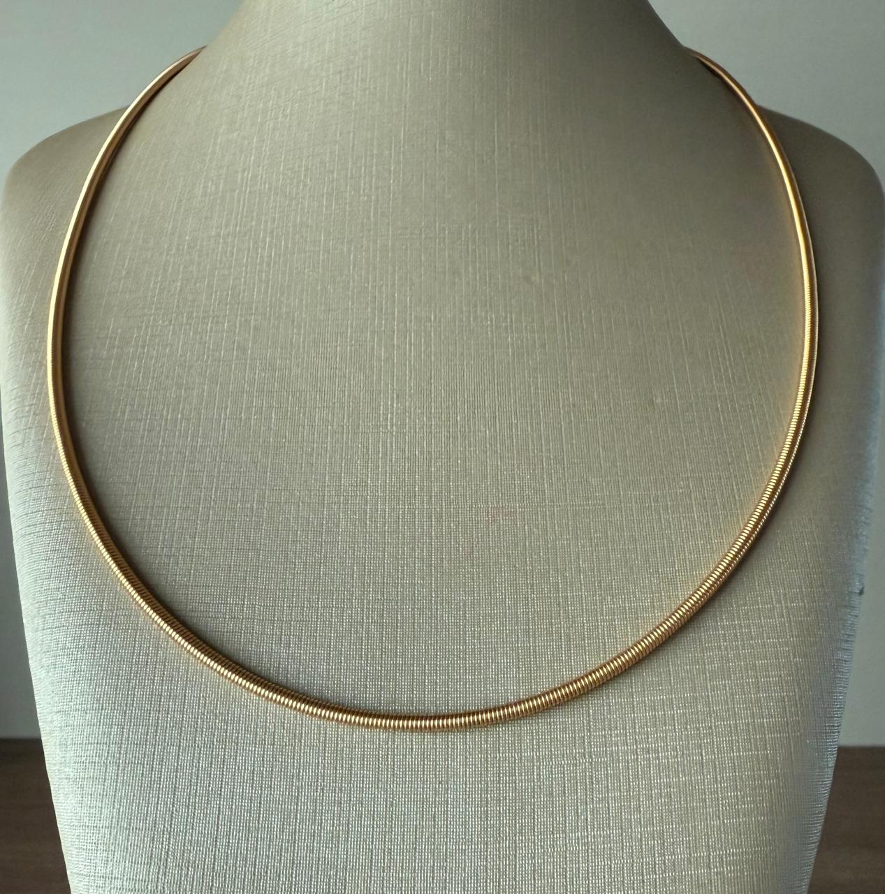 Colar como arame de aço ,maleável mas firme. No banho de ouro. 43cm. Pingente apena sugestivo.