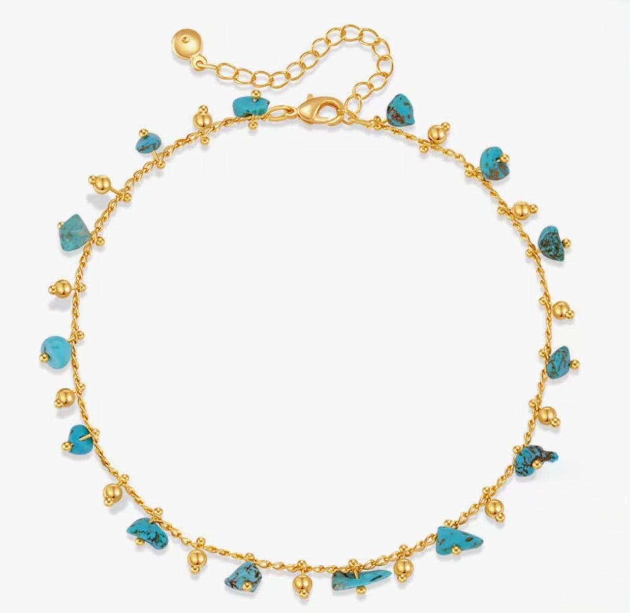 Tornozeleira com cascalhos de turquesa e bolinhas no dourado. 23cm mais 4,5cm de extensor.