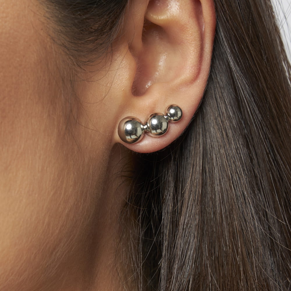 Brinco Ear Cuff no ródio, três bolinhas.
