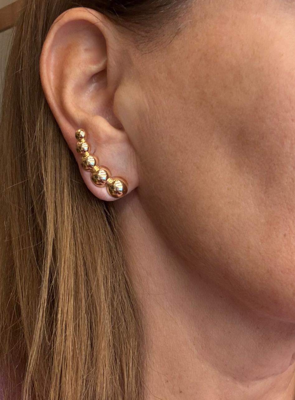 Brinco Ear Cuff de bolinhas pegando a orelha toda.