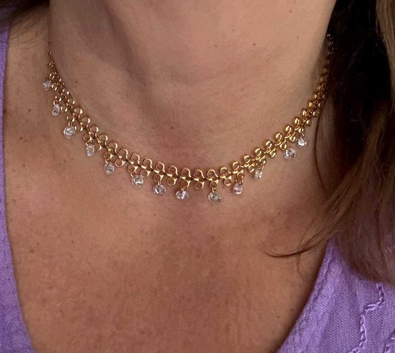Colar choker , corrente trabalhada com cristais redondos  translúcidos pendurados. 35cm mais 9cm de extensor.