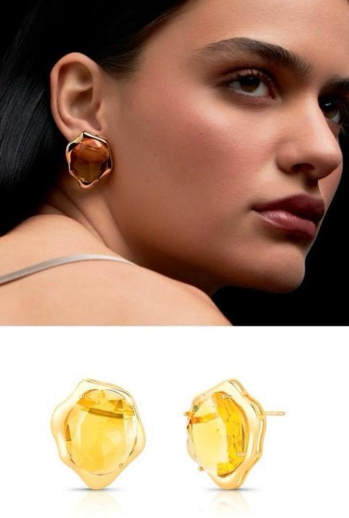 Brinco médio, pedra oval com contorno trabalhado orgânico, lateral vazado. Tom amarelo.