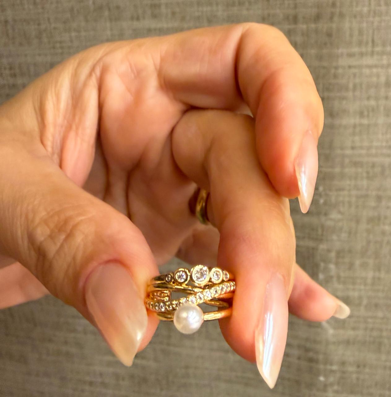 Piercing fake encaixe unitário, lado direito, cravejado e com uma pérola Shell
