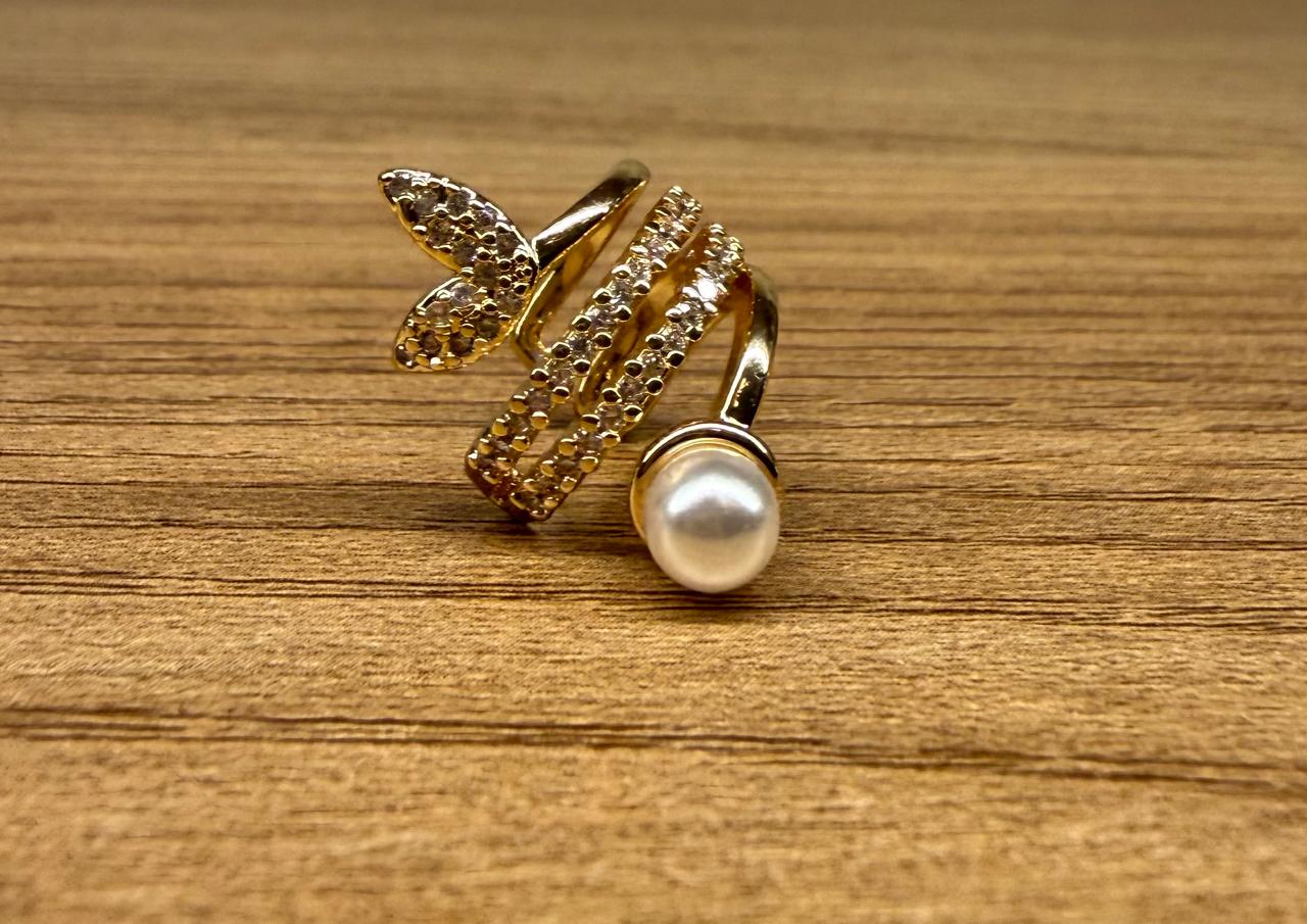 Piercing fake encaixe, unitário lado esquerdo com cravejado de zircônias e uma pérola Shell.