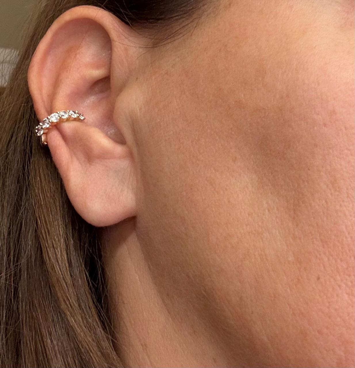 Piercing fake encaixe cravejado com Zircônias médias com o fecho que abre e fecha.