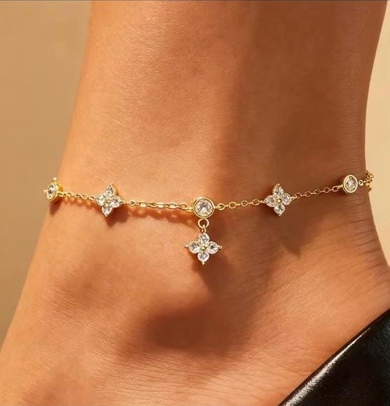 Tornozeleira com bolinhas e flor de  Zircônias com uma pendurada. 18cm mais 7cm de extensor.