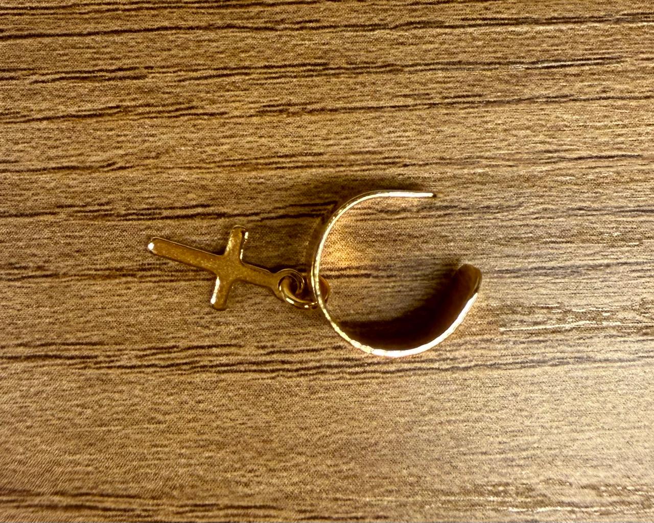 Piercing fake encaixe unitário com uma cruz pendurada.
