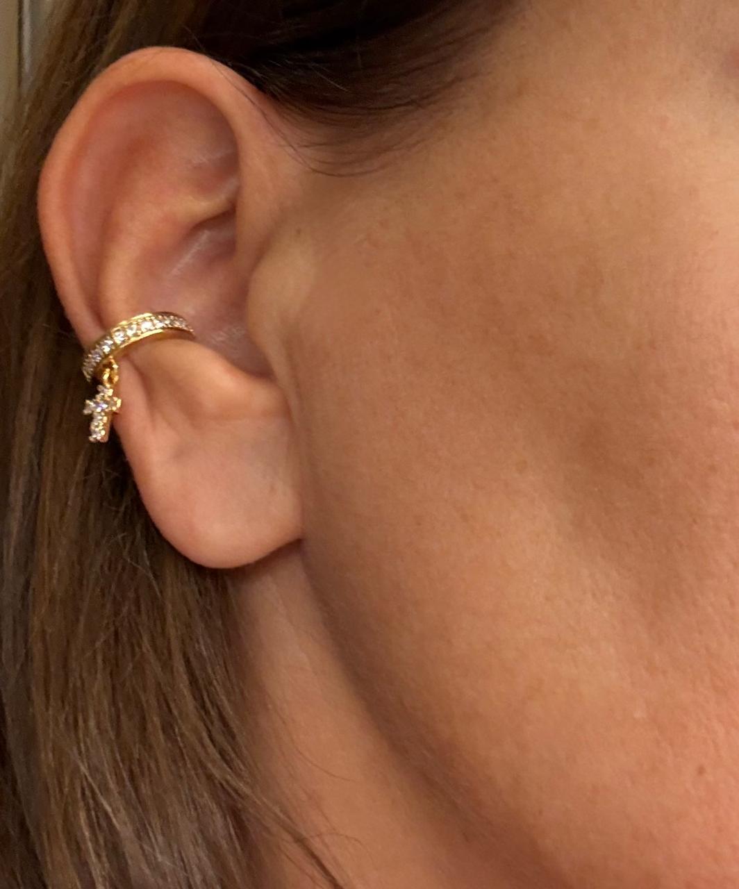 Piercing fake encaixe unitário cravejado de micro zircônias com uma cruz cravejada pendurada.