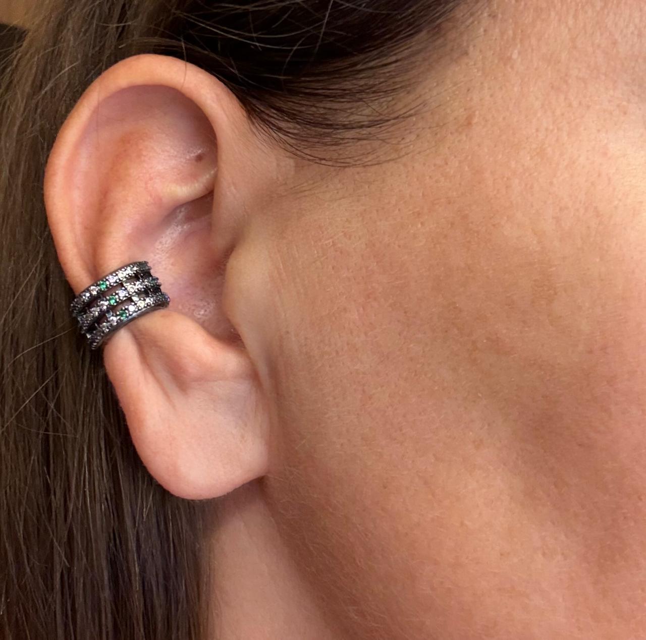 Piercing fake encaixe unitário, no banho negro com pedrinhas multicores.