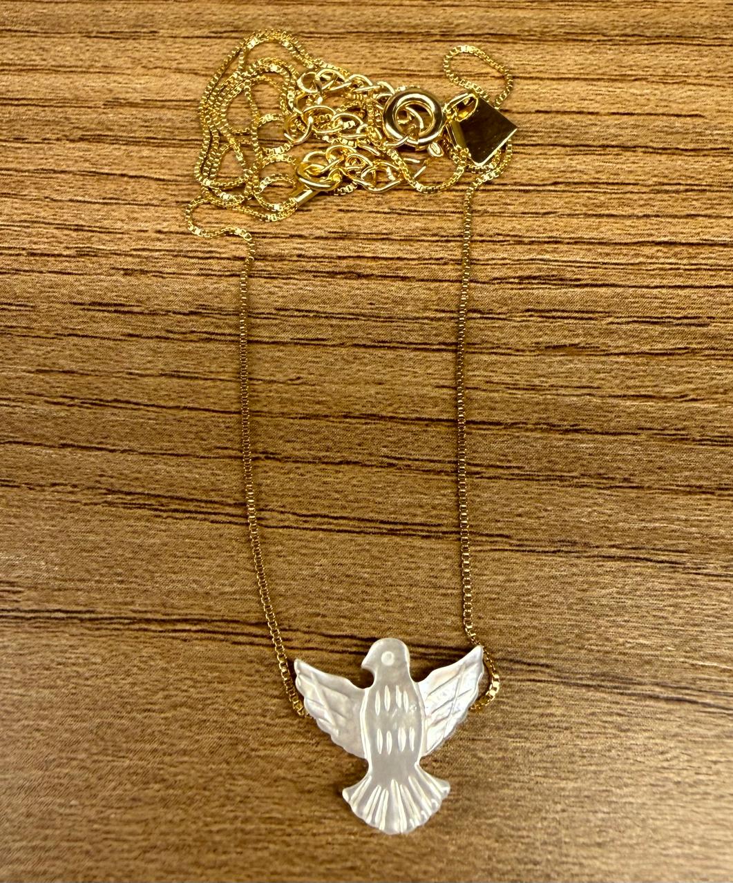 Colar corrente fina Veneziana, com pingente em madrepérola Espirito Santo. 45cm mais 5cm de extensor