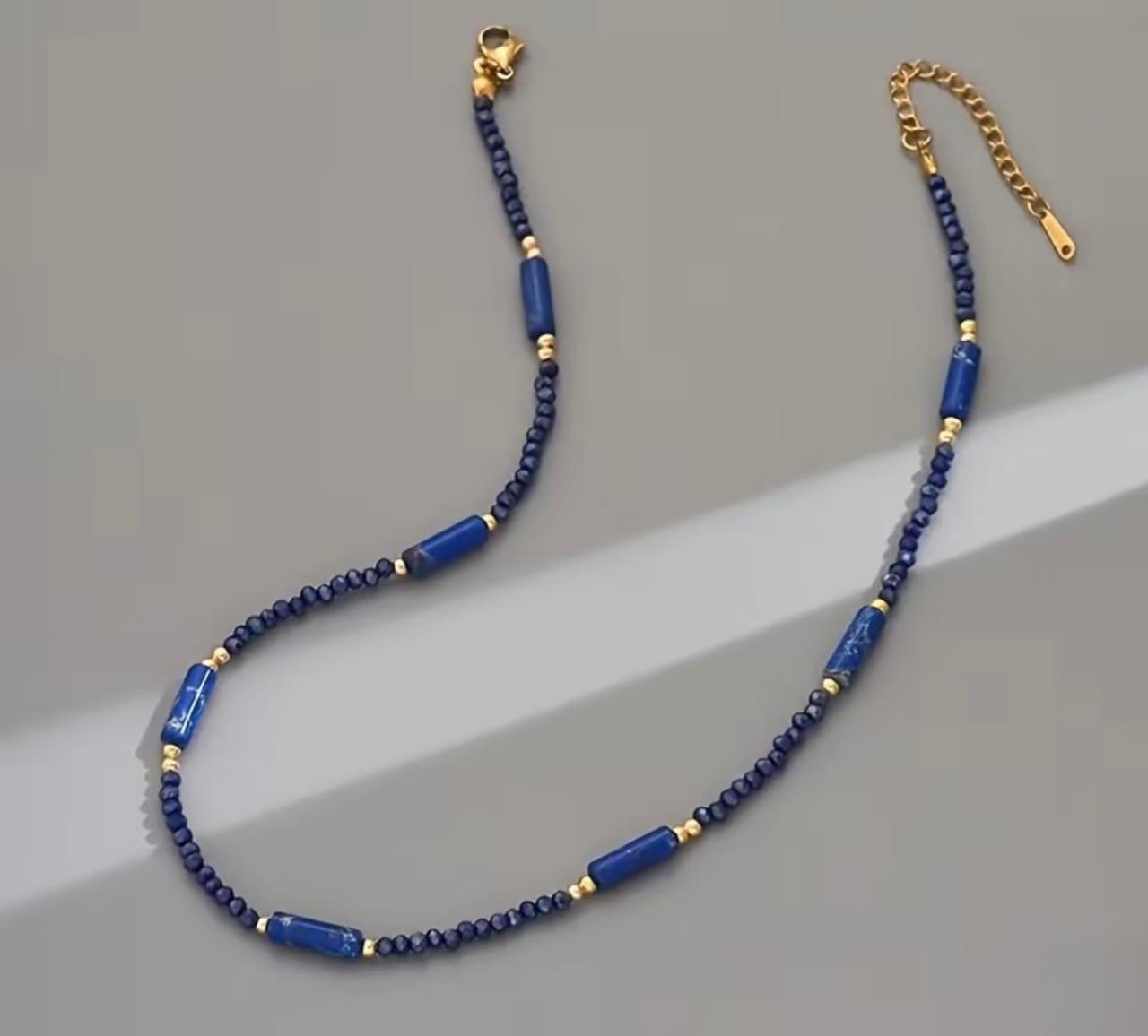Colar no cristal azul com pedras em Lápis Lazúli tubular. 45cm mais 5cm de extensor.