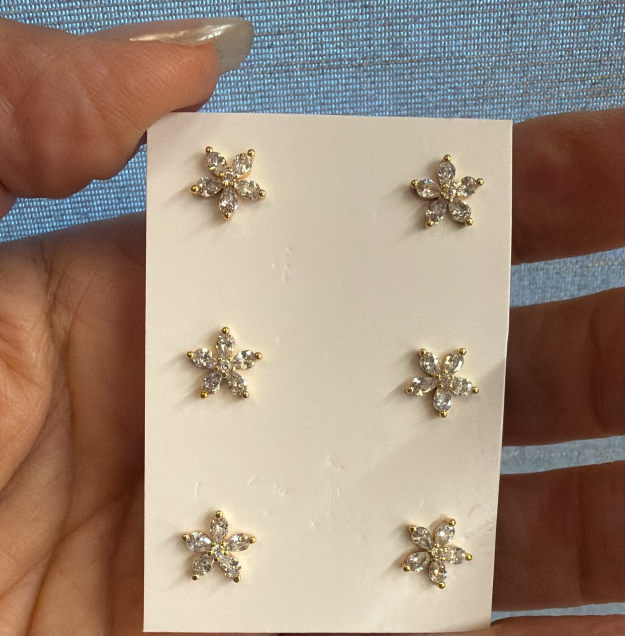 Brinco trio de florezinhas com zircônias.